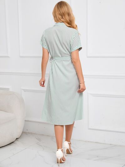 Robe midi rayée à manches courtes et taille nouée