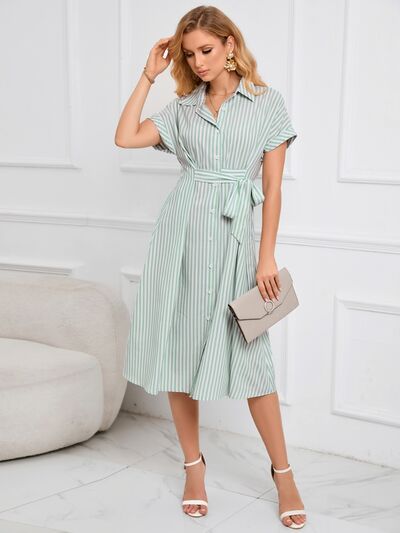 Robe midi rayée à manches courtes et taille nouée